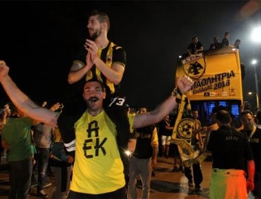 Ξέφρενοι πανηγυρισμοί των οπαδών της Ένωσης στην Νέα Φιλαδέλφεια για την ιστορική επιστροφή στην κορυφή (φωτό, βίντεο)